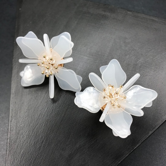 White Resin Flower Stud Earrings - Picture 6 of 8
